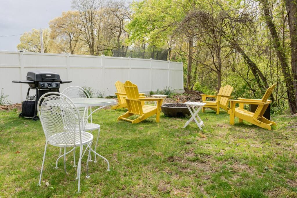 Campfire Cottage Fireplace, Fire Pit & No Chores! Kingston Exterior foto