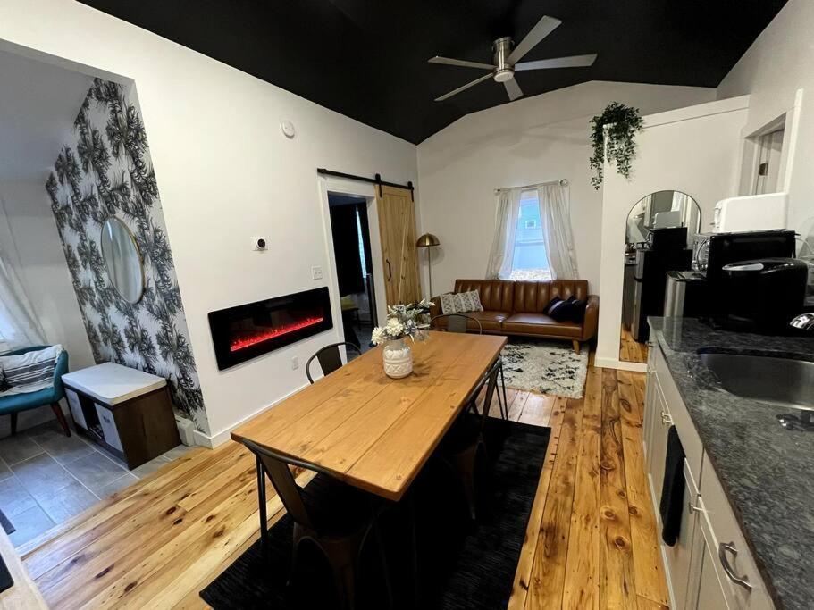 Campfire Cottage Fireplace, Fire Pit & No Chores! Kingston Exterior foto